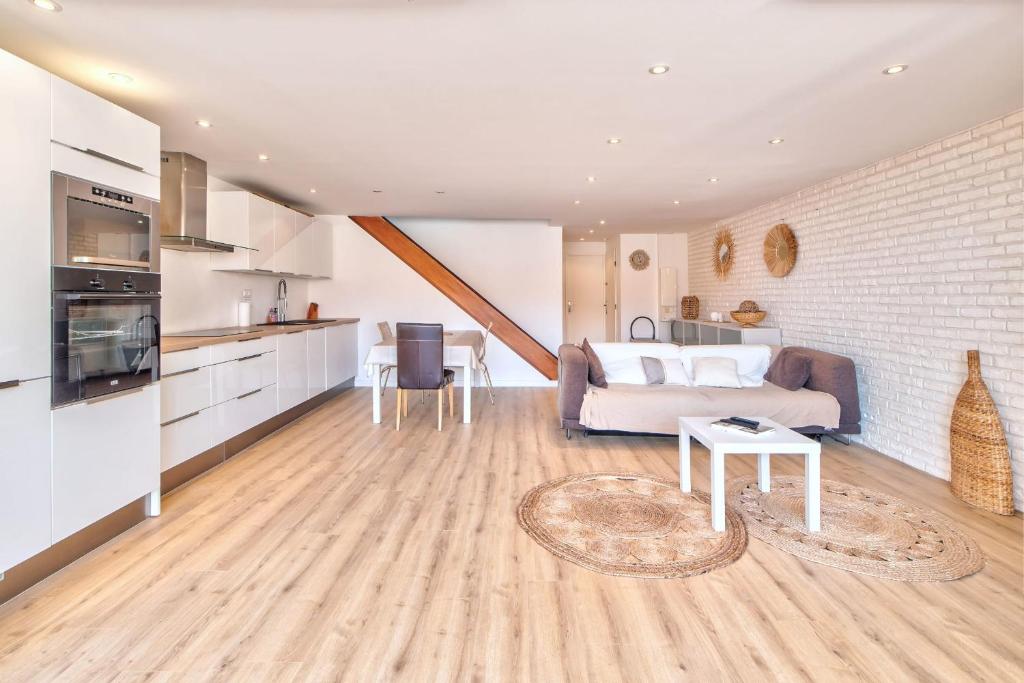 une cuisine et un salon avec un canapé et une table dans l'établissement Apartment Felix Superb apartment with terace and sea view, à Cannes