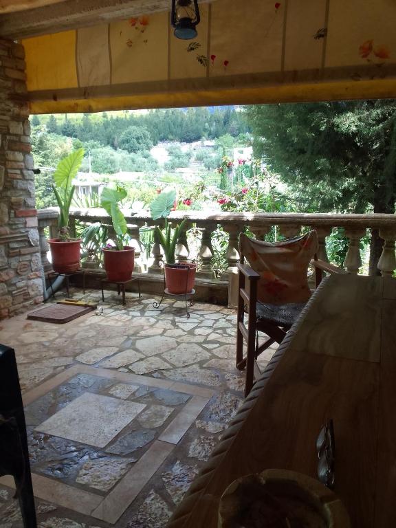 una vista desde el porche de una casa con plantas en Shtepia e Llambros en Vlorë