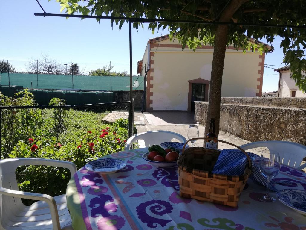una mesa con una cesta de fruta sentada en ella en Casa Luka Etxea en Zábal