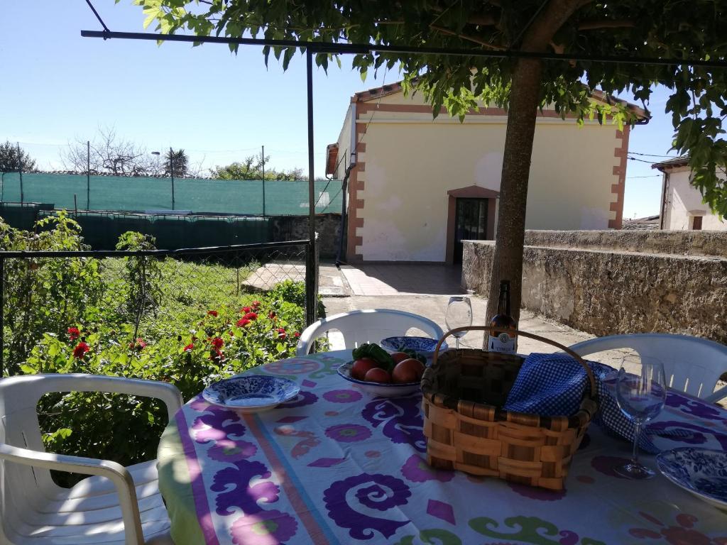 a table with a basket of fruit sitting on it at Casa Luka Etxea in Zábal