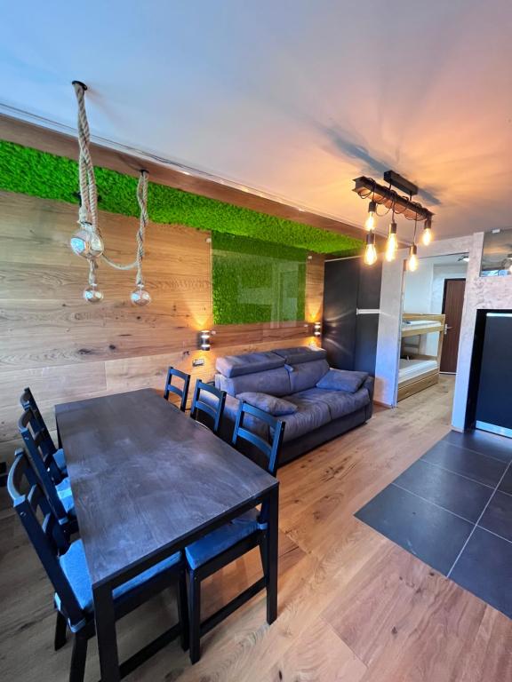 un salon avec une table et un canapé dans l'établissement Appartamento di lusso sulle piste, à Montgenèvre