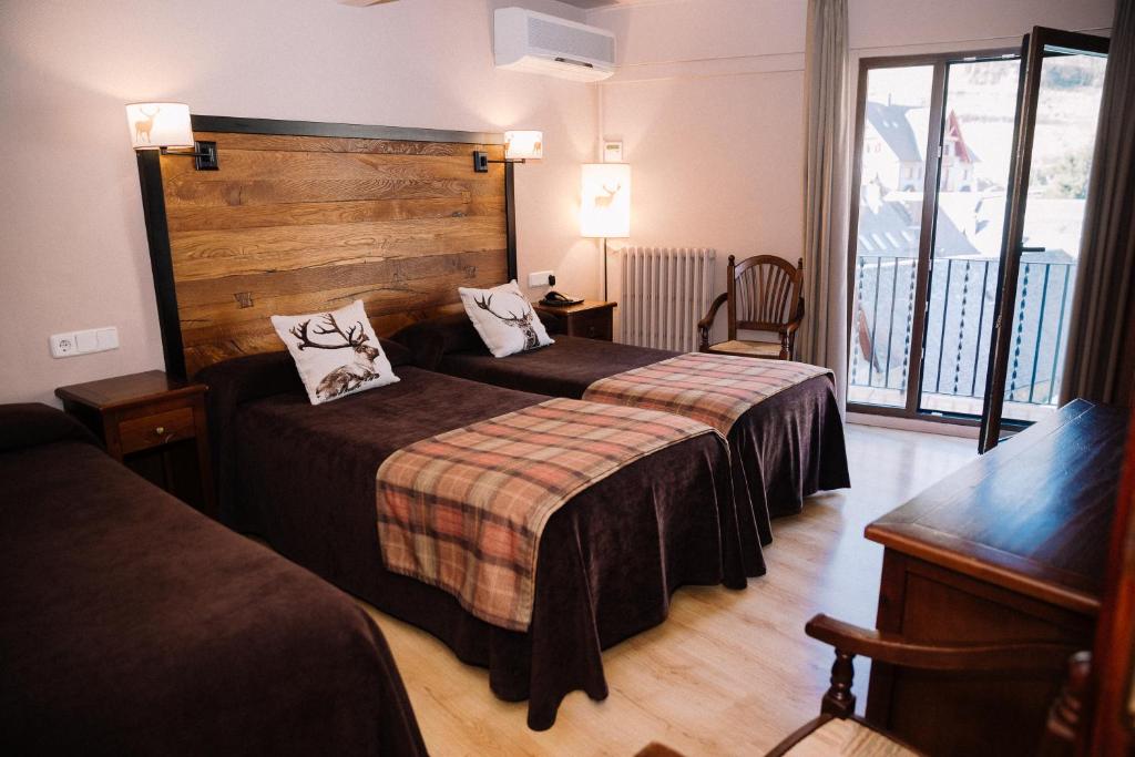 Uma cama ou camas num quarto em Riu Nere Mountain Hotel
