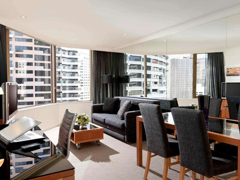 Posezení v ubytování The Sebel Quay West Suites Sydney
