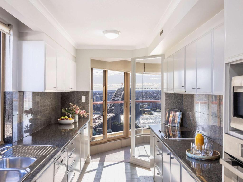 Kuchyň nebo kuchyňský kout v ubytování The Sebel Quay West Suites Sydney