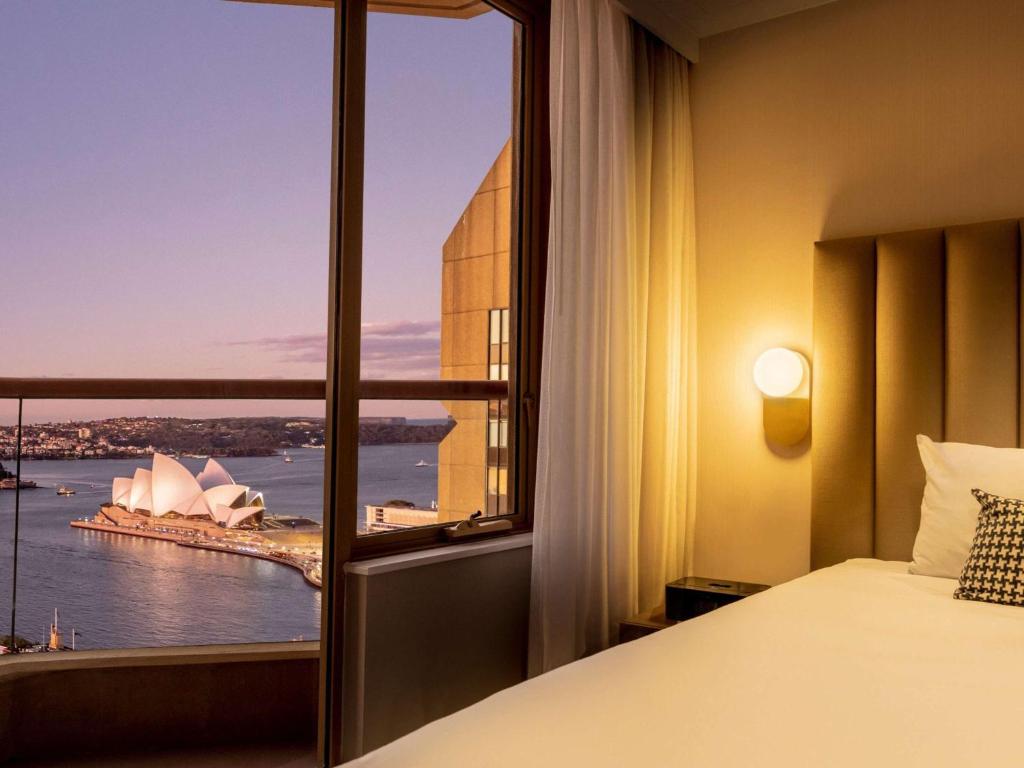 Postel nebo postele na pokoji v ubytování The Sebel Quay West Suites Sydney