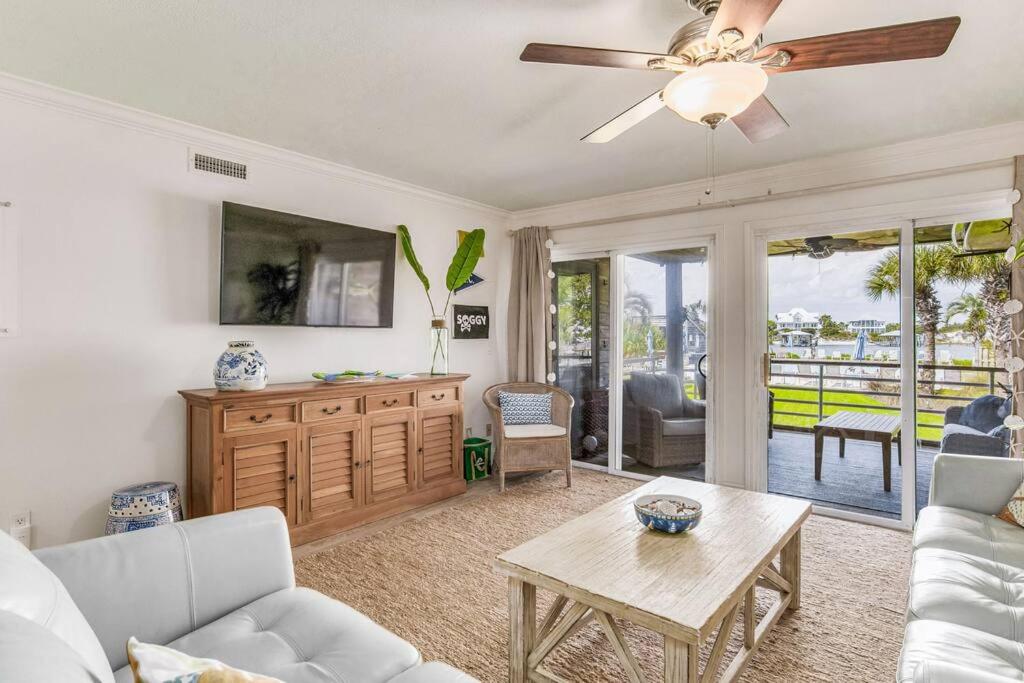 Walk to Florabama from Renovated Ground Floor 2Bd2Ba with Pickleball