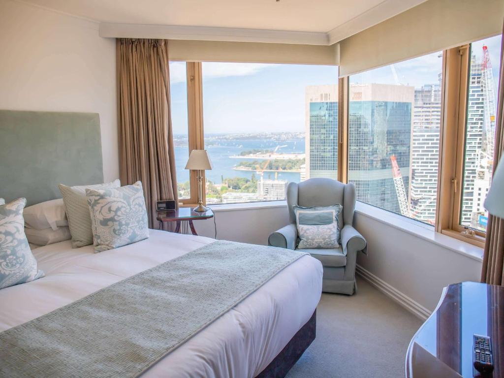 Postel nebo postele na pokoji v ubytování The Sebel Quay West Suites Sydney