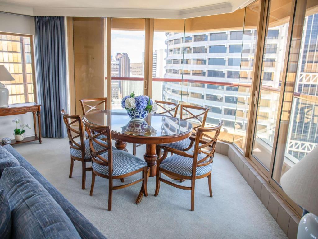 Posezení v ubytování The Sebel Quay West Suites Sydney