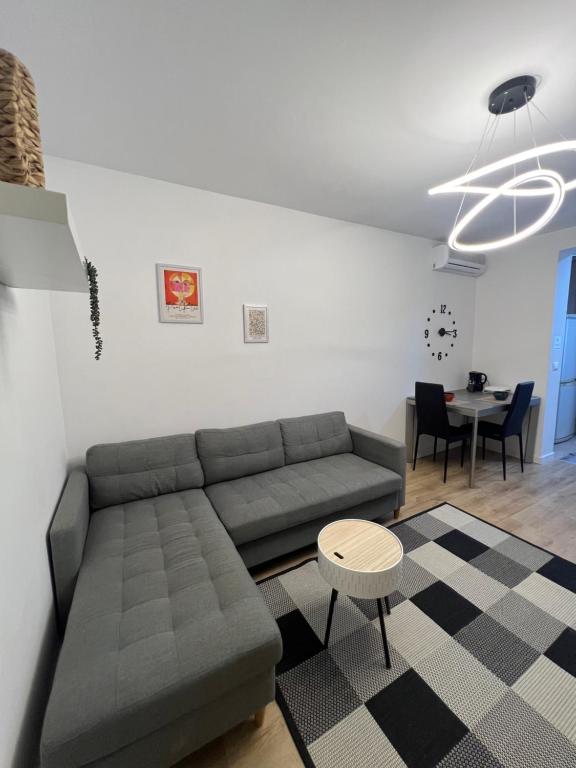 New Bazaar Cane Apartment 3 - Image 6