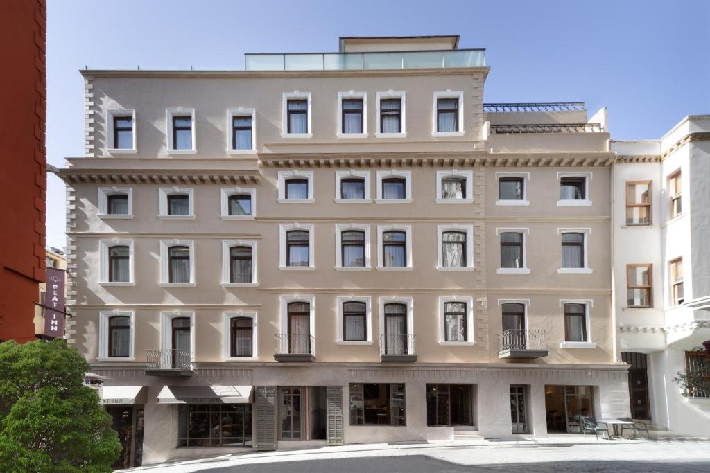 un grande edificio bianco con molte finestre su una strada di Union Hotel Plat Inn -Special Category a Istanbul