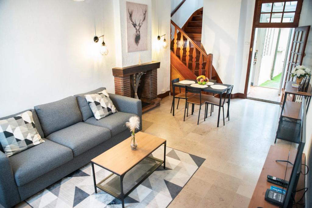 un salon avec un canapé et une table dans l'établissement Maison de ville solognote, à Romorantin-Lanthenay