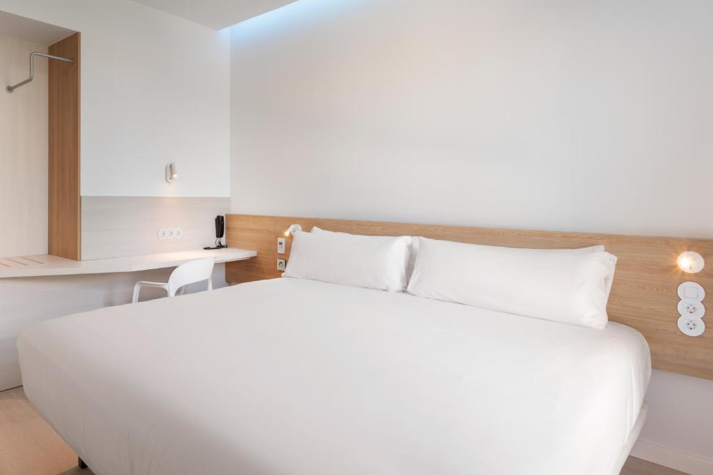 Postel nebo postele na pokoji v ubytování B&B HOTEL Lleida