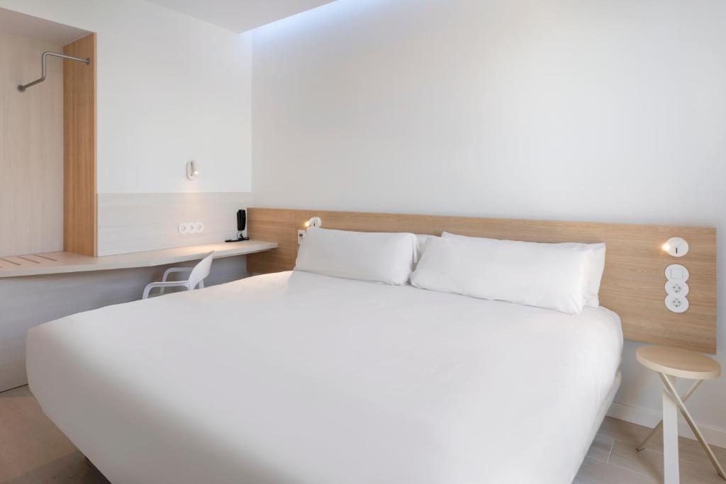 Postel nebo postele na pokoji v ubytování B&B HOTEL Lleida