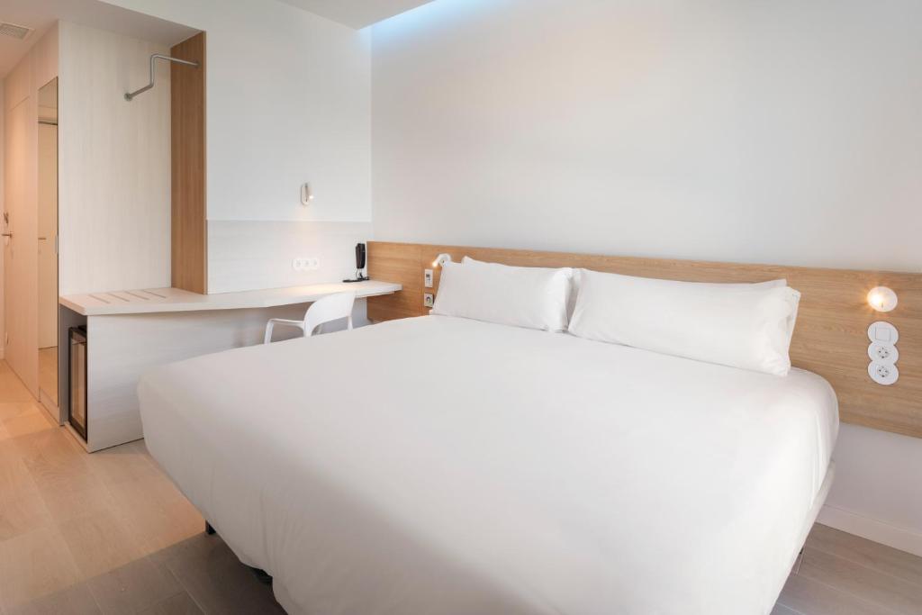 Postel nebo postele na pokoji v ubytování B&B HOTEL Lleida