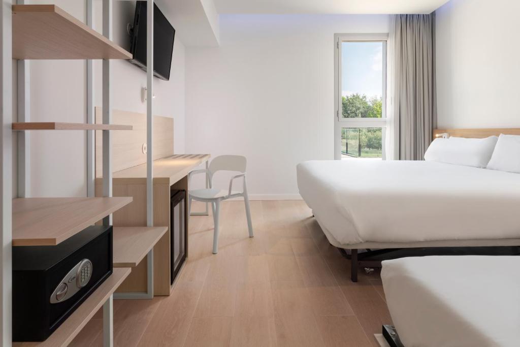 Postel nebo postele na pokoji v ubytování B&B HOTEL Lleida