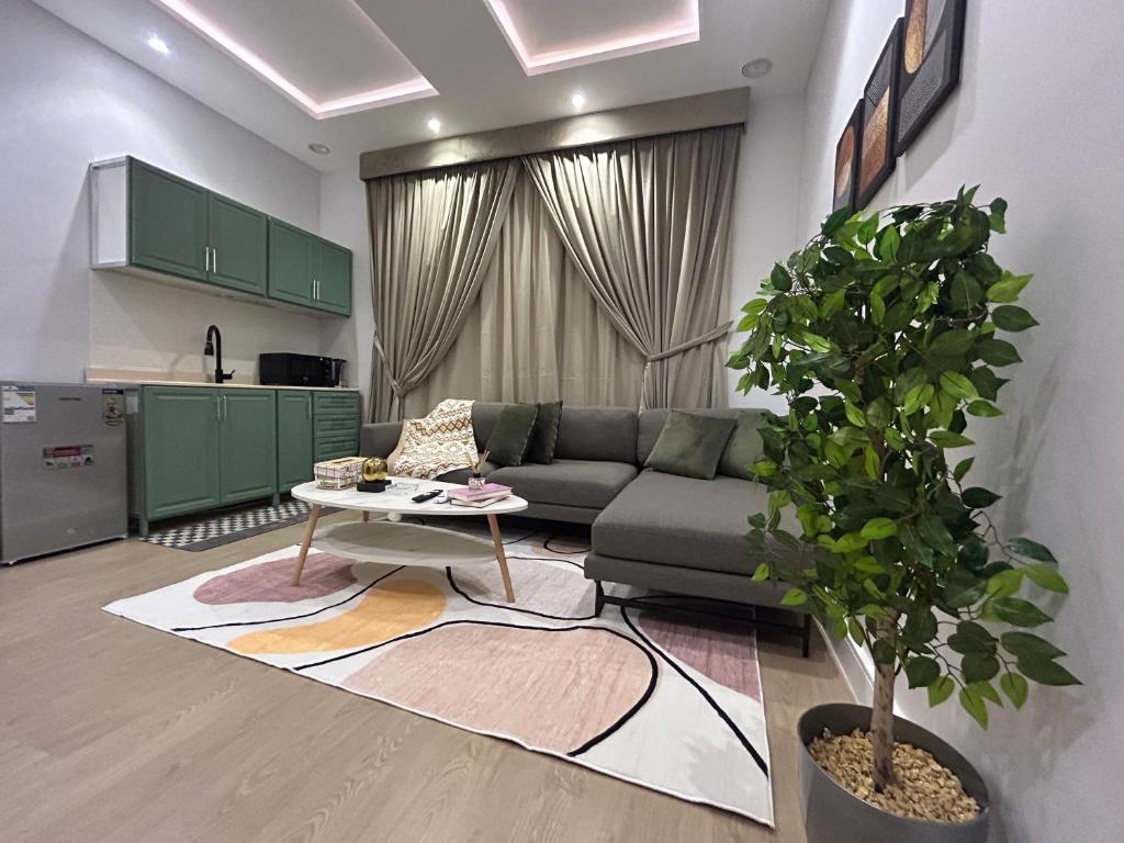 - un salon avec un canapé et une table dans l'établissement شقة luxury في شمال الرياض الصحافة, à Riyad