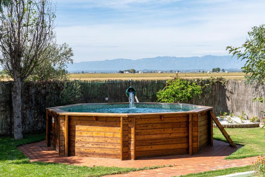 una bañera de hidromasaje en un patio con una fuente en Deltaprego, en Deltebre