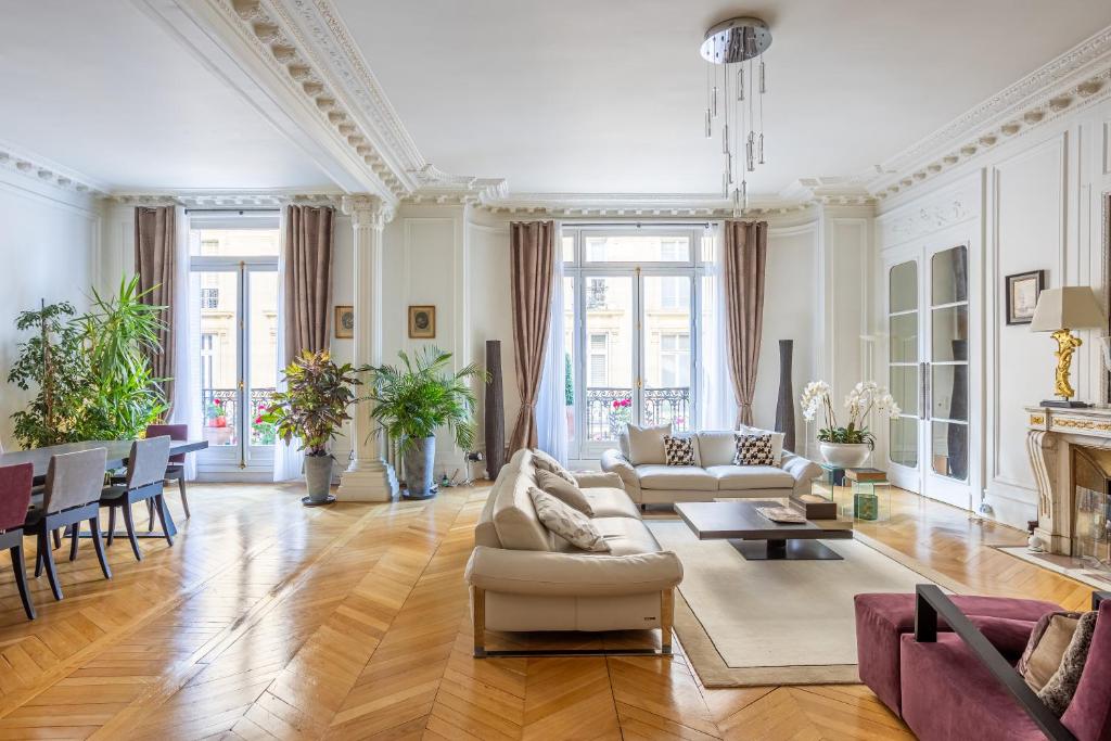 sala de estar con sofás y mesa en Prestigious Appartement Trocadero, en París