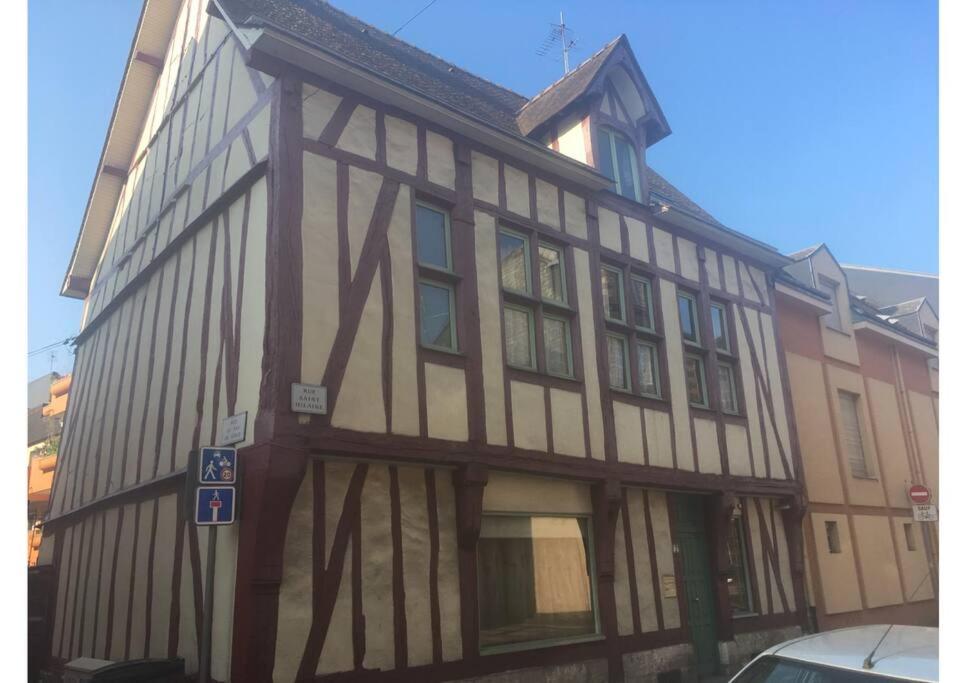 - un grand bâtiment en bois avec aventh floor dans l'établissement Grande maison de caractère centre ville de Rouen, à Rouen
