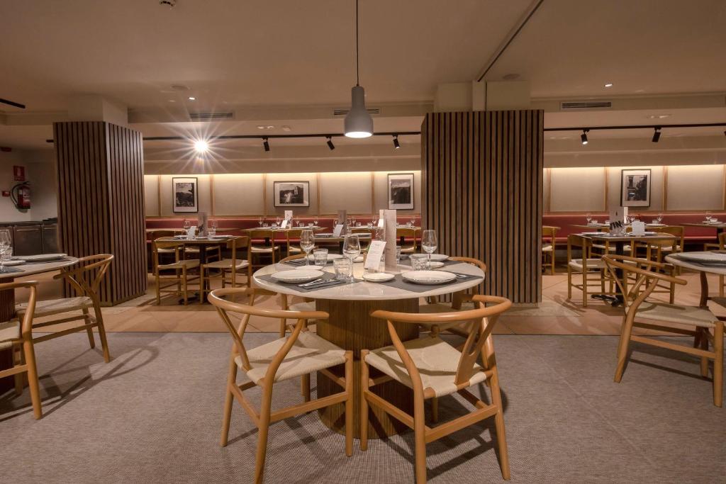 A restaurant or other place to eat at Hotel Màgic Andorra