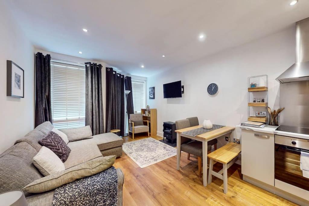 sala de estar con sofá y mesa en Bright & beautiful 1 bedroom flat in London Bridge, en Londres