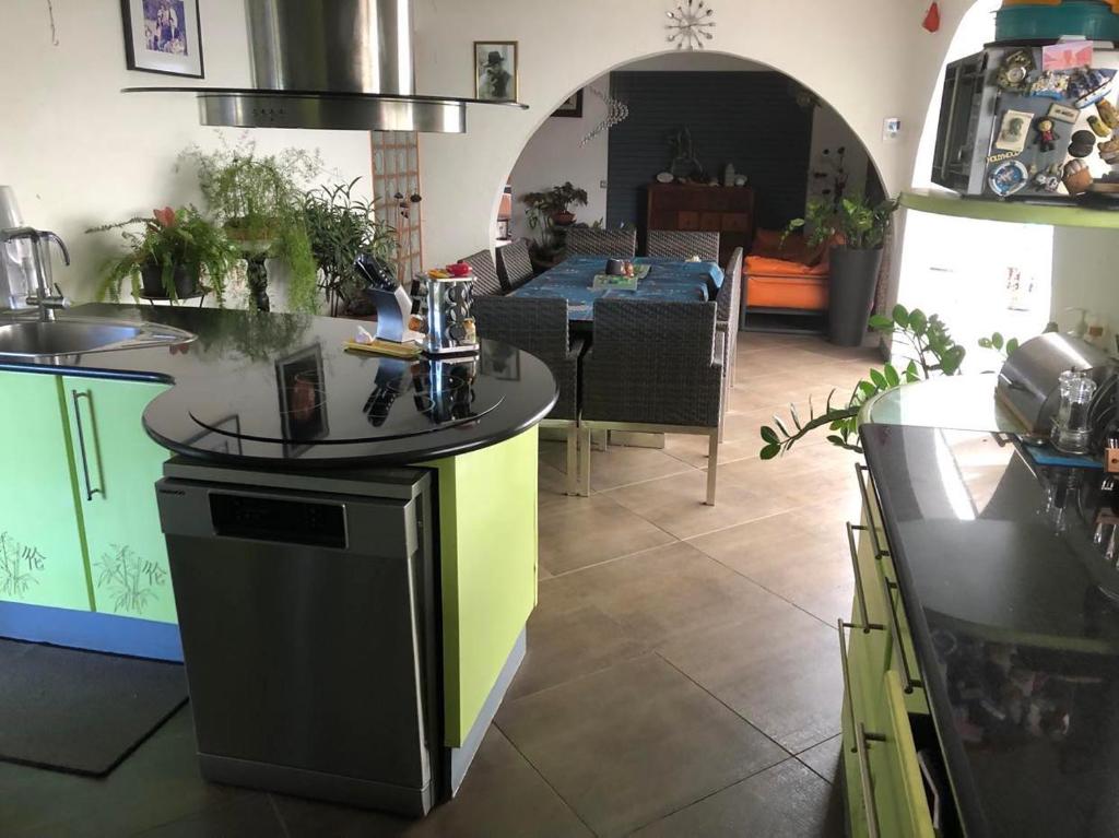 Kuchyň nebo kuchyňský kout v ubytování Ti Kaz Lo Ker chambre d'hôte chez l'habitant