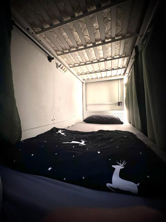 Postel nebo postele na pokoji v ubytování Boxpackers Langkawi