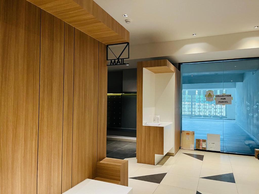 加影的住宿－COMFY SKY SUITE Free Wifi & Netflix，墙上有篮球架的走廊