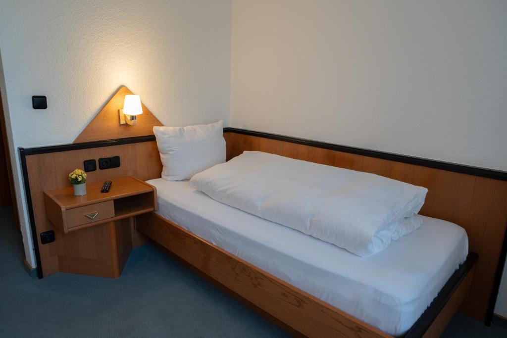 Postel nebo postele na pokoji v ubytování E&D Hotel Rodgau