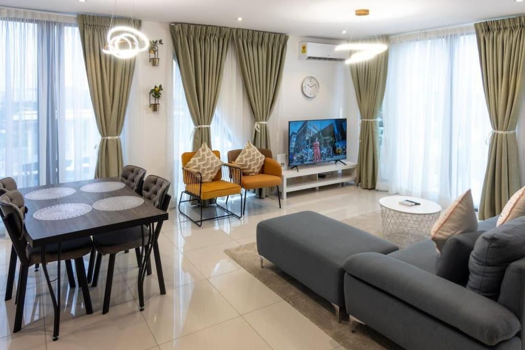 un salon avec un canapé et une salle à manger dans l'établissement Skyline 2 Bed Loft @ The Lennox, à Accra