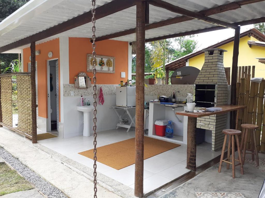 パラチにあるCamping Águas da Bocainaの屋外キッチン(テーブル、コンロ付)