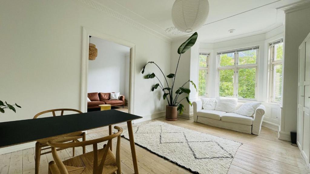 a living room with a table and chairs and a couch at ApartmentInCopenhagen Apartment 1563 in Copenhagen