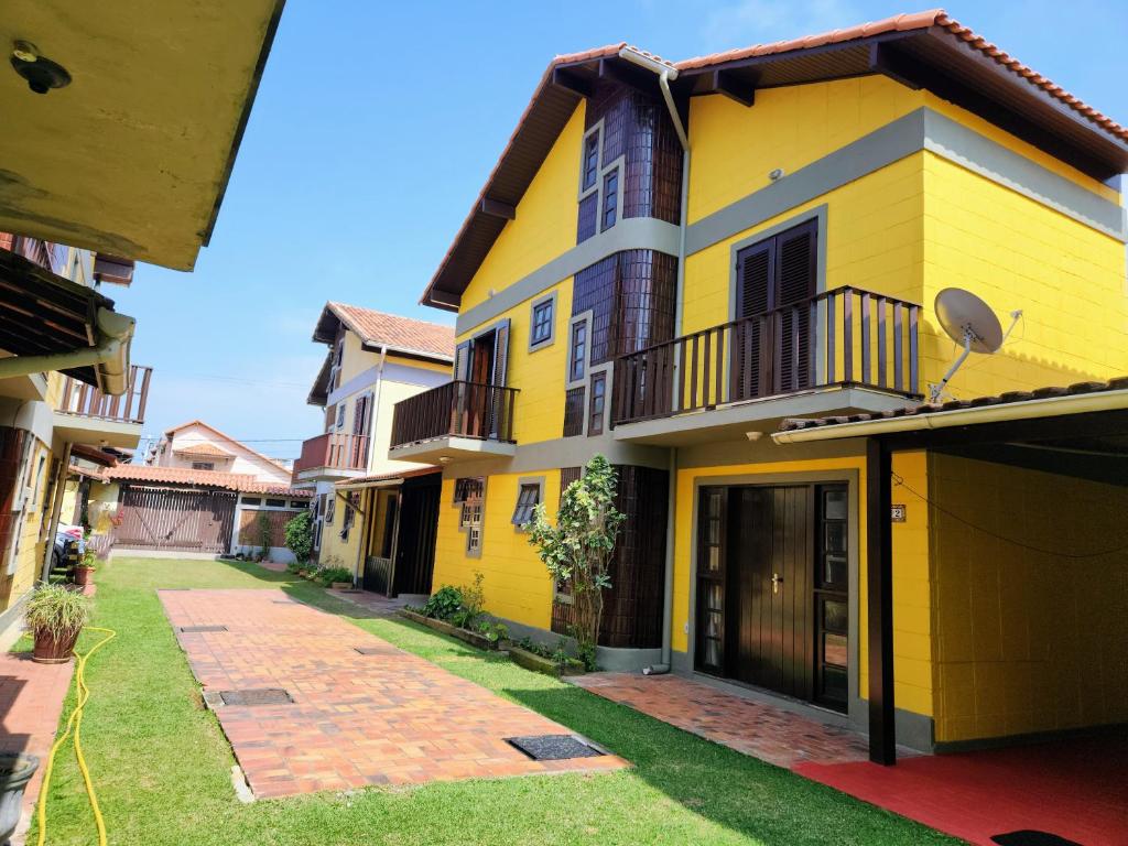 El edificio en el que está la casa de vacaciones