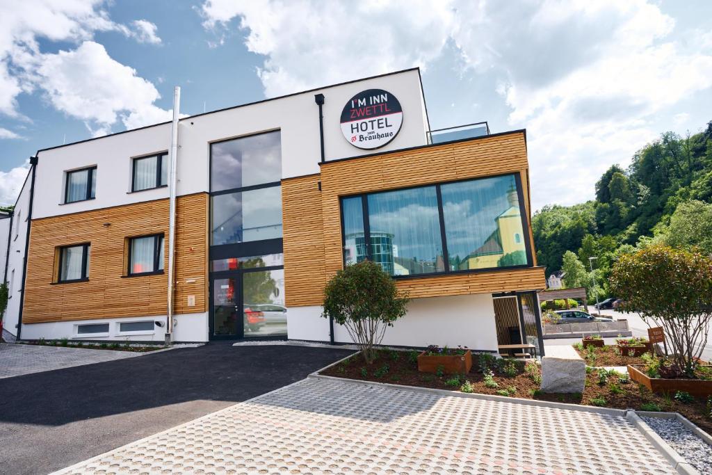 un edificio con un cartel en la parte delantera en I'M INN Zwettl - Hotel zum Brauhaus, en Zwettl