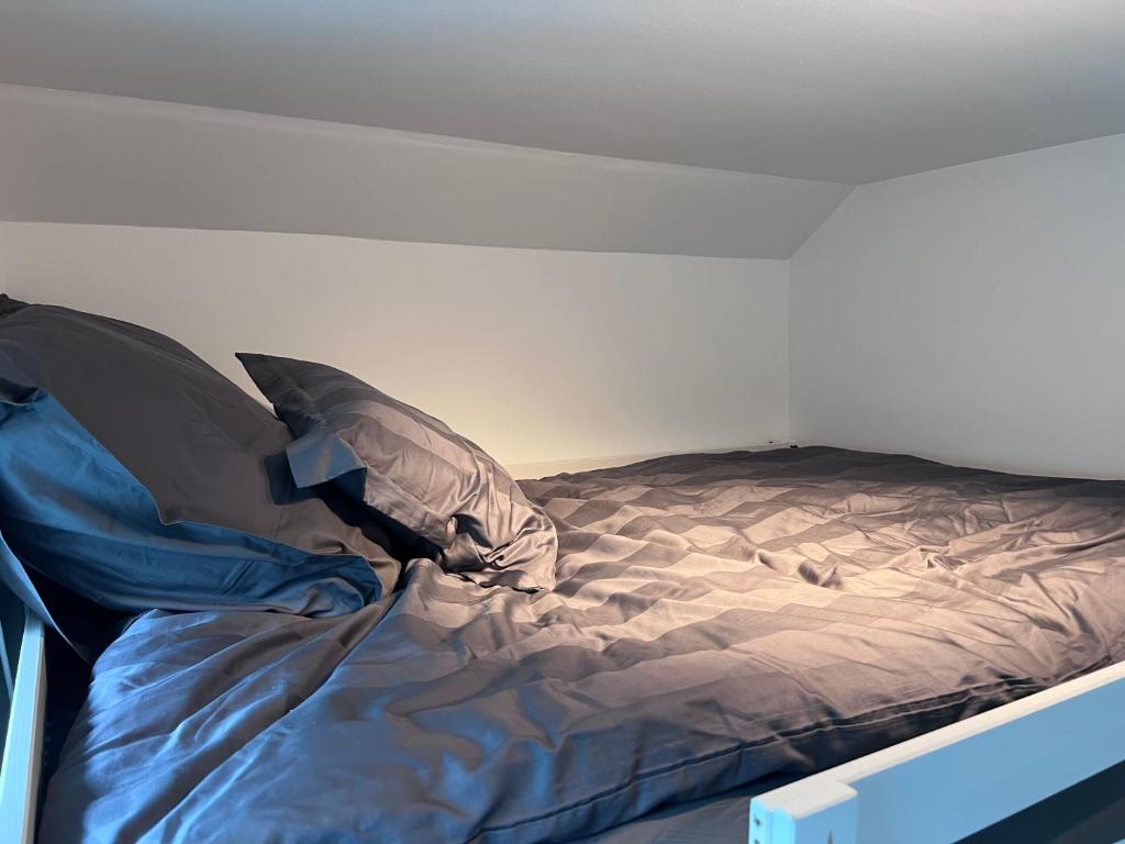Postel nebo postele na pokoji v ubytování Cozy room with smart solutions Grunerløkka Central Happy Days