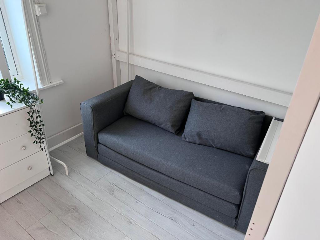 Posezení v ubytování Cozy room with smart solutions Grunerløkka Central Happy Days