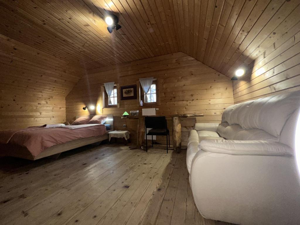 Ένα ή περισσότερα κρεβάτια σε δωμάτιο στο Room King at Ranch Kaja&Grom