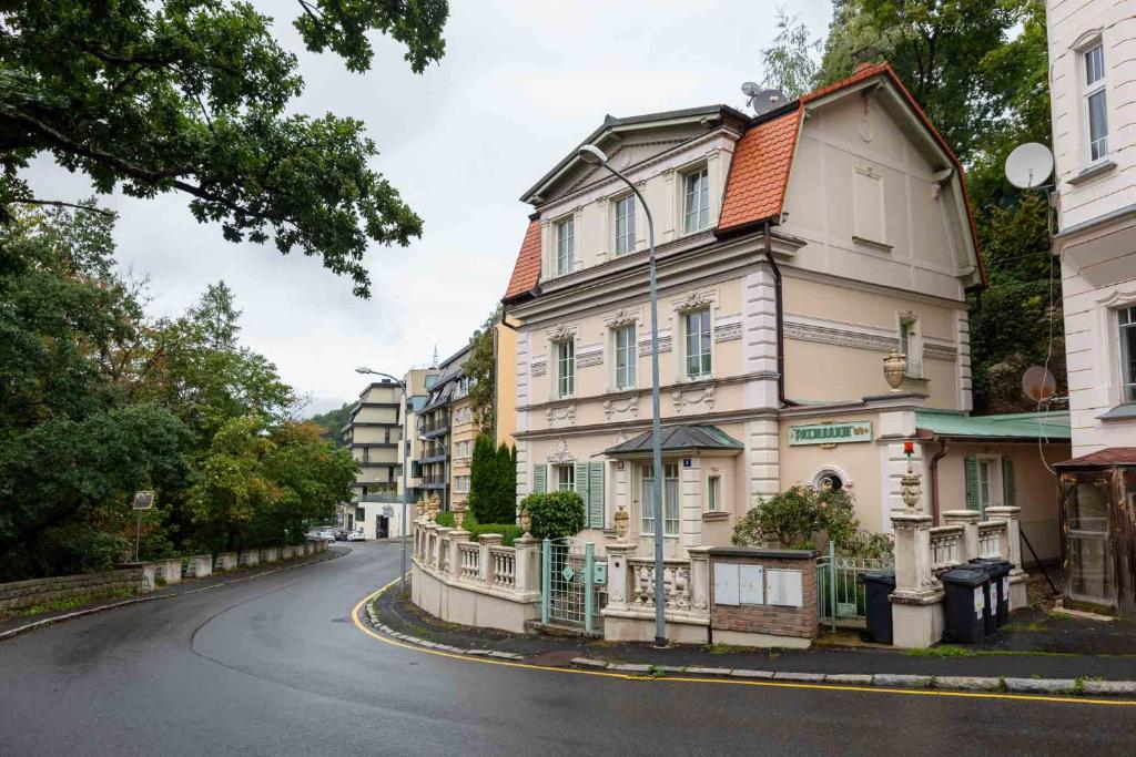 una calle con casas al lado de la carretera en Rezidence Palmbaum - luxury and relax, en Karlovy Vary