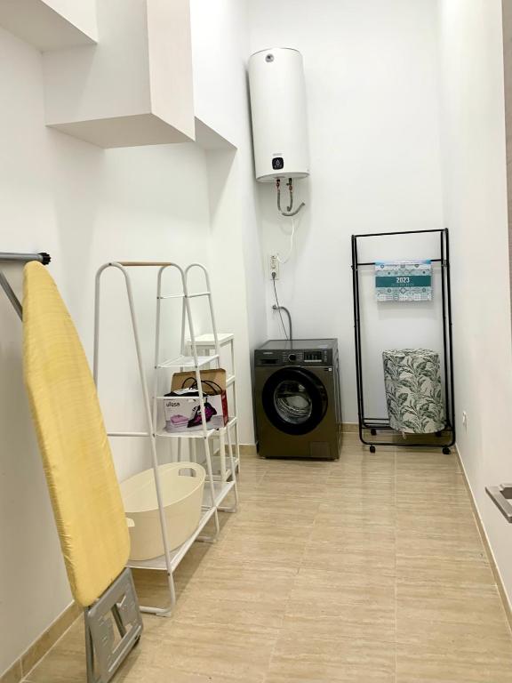 Fotografia z galérie ubytovania AMPLIA VIVIENDA NEW para12 pers a 4 min caminando de PLAYA con Terraza, Piscina Com, Wifi, Ventiladores de techo, Lavavajillas v destinácii Roquetas de Mar