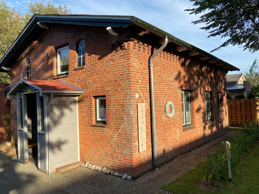 a brick house with a garage in front of it at Lütte Uttiet in Stelle-Wittenwurth