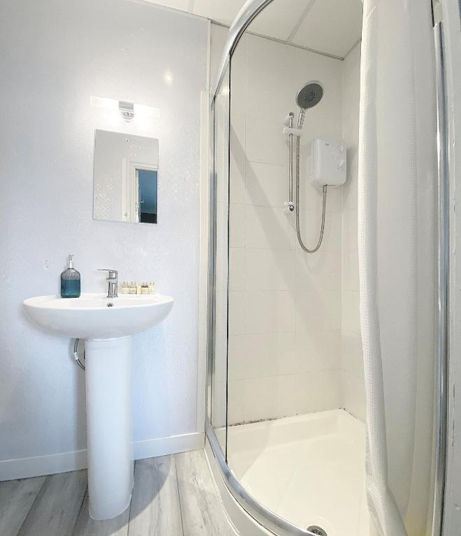 McGraths Hotel & Public Bar - Resim 41