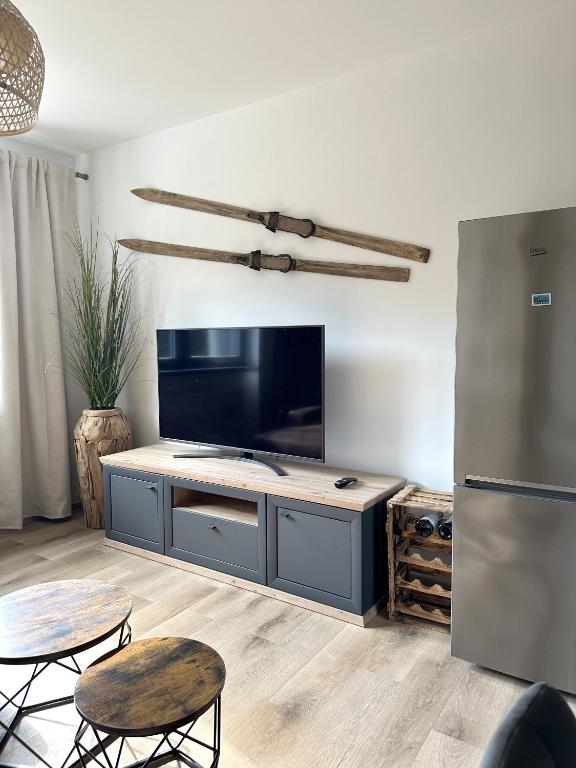 TV a/nebo společenská místnost v ubytování Apartmány Čerňák - Horňák - 4-6 osob, balkon, dvě parkovací místa