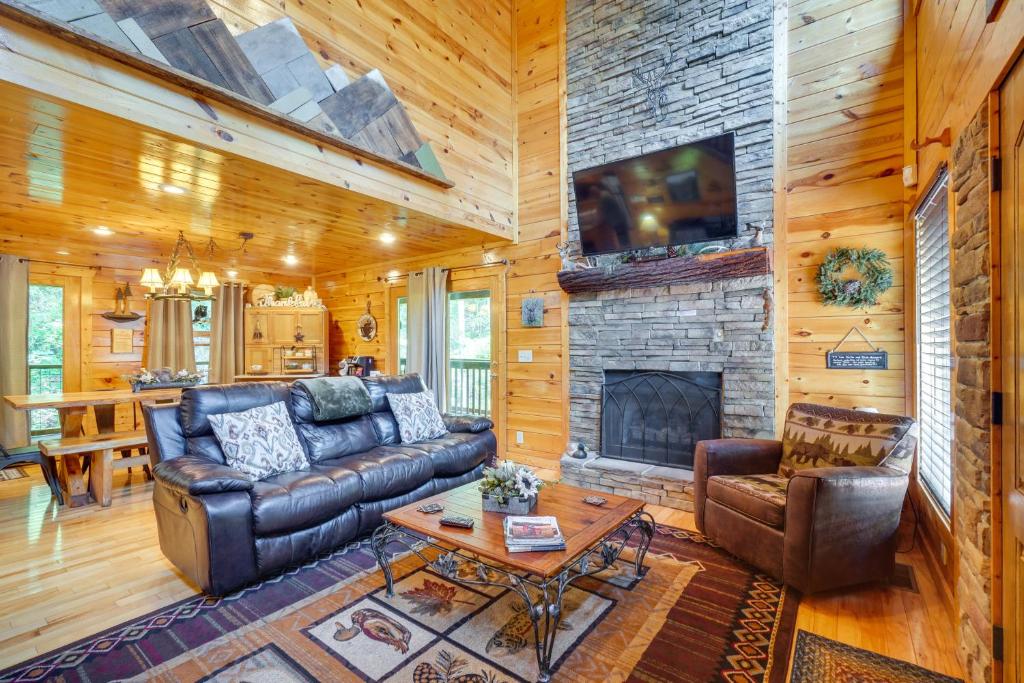 uma sala de estar com um sofá e uma lareira em Family Cabin with Private Hot Tub and Game Room! em Sevierville
