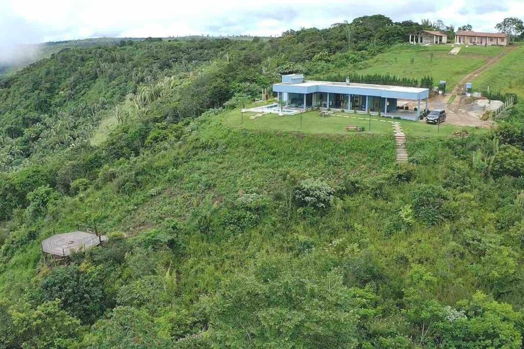 eine Luftansicht eines Hauses auf einem Hügel in der Unterkunft La Colline - Casa Panorâmica in Guaraciaba do Norte