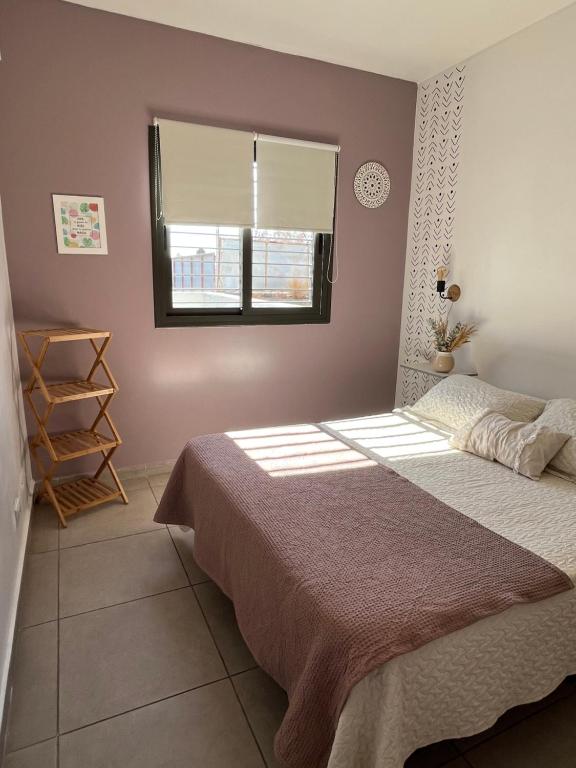 um quarto com uma cama e uma janela em Pellegrini Apartment Mendoza em Mendoza