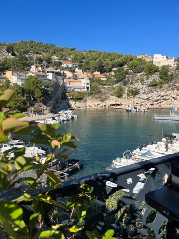 een uitzicht op een haven met boten in het water bij Nouveau cabanon L ilette vue mer calanque de Niolon in Le Rove