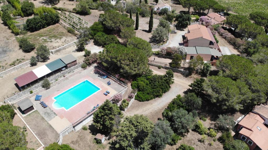 vista aerea di una casa con piscina di Casa Rosada a Marina di Campo