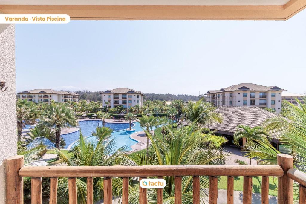 une vue sur la piscine depuis le balcon d'un complexe hôtelier dans l'établissement Studio charmant au VG face à la piscine, à Paracumbuca