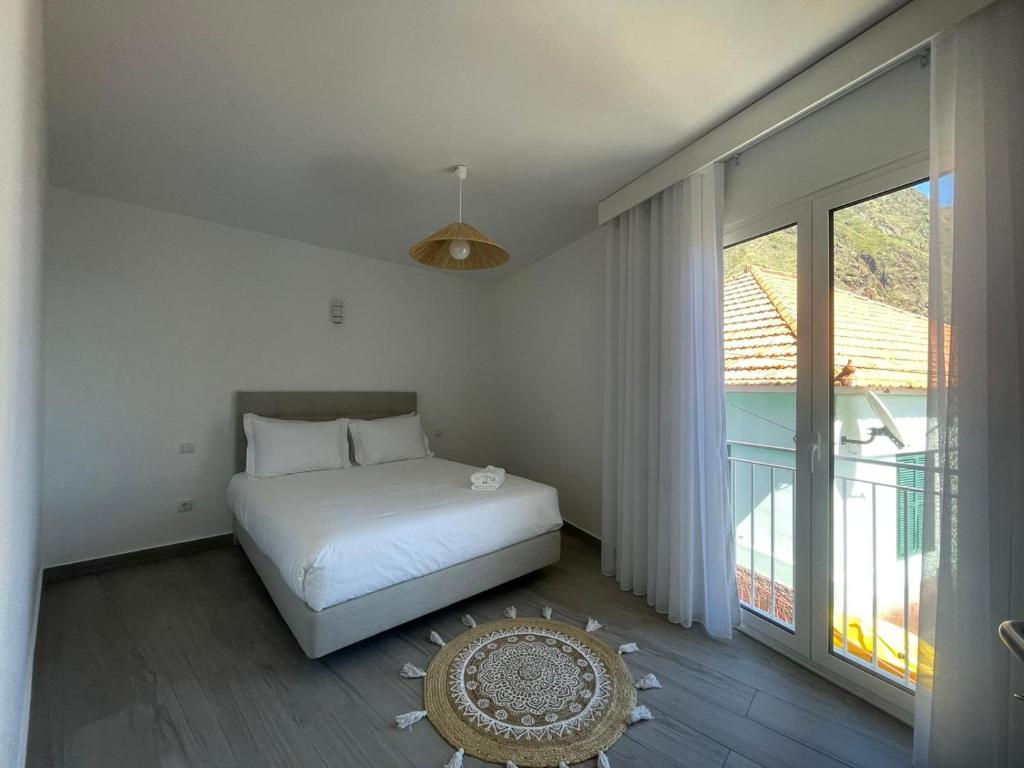 a bedroom with a bed and a large window at Tides proprety - Medium Tide in Paul do Mar