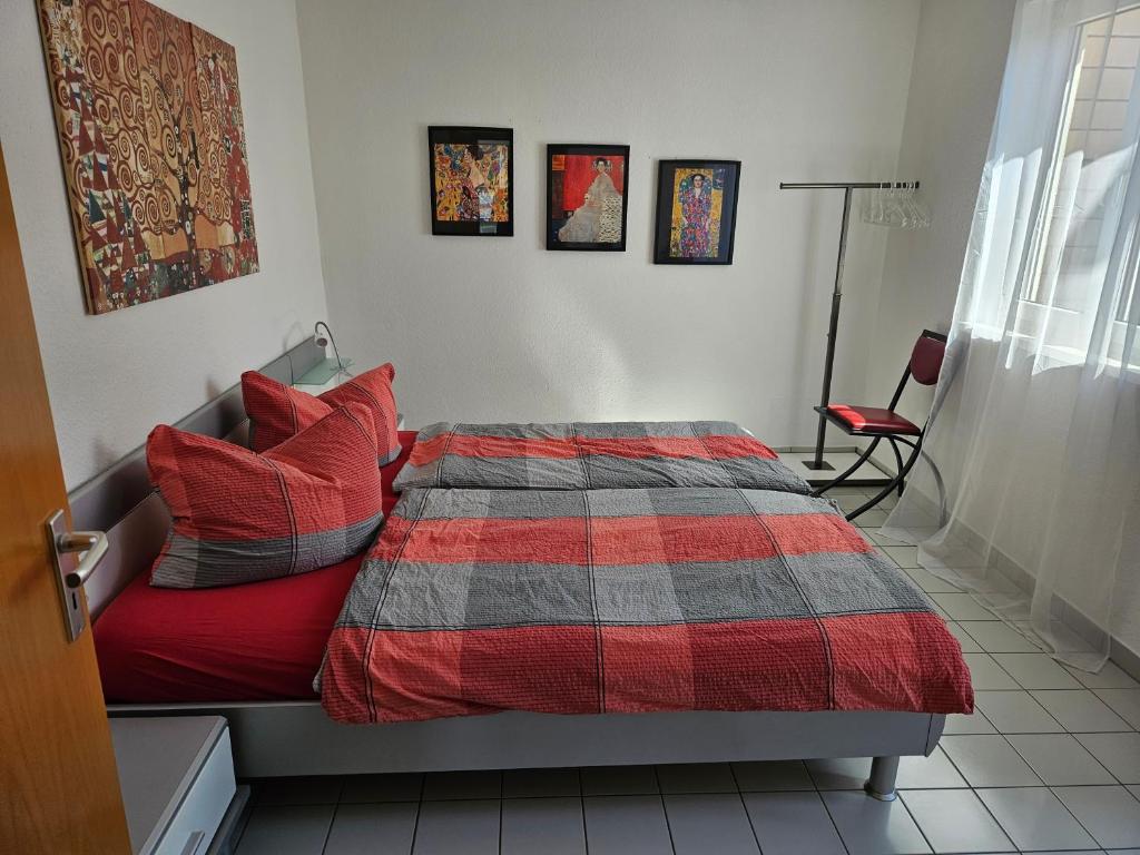 Postel nebo postele na pokoji v ubytování Komfortables 3-Zimmer Apartment in Schwetzingen zwischen Mannheim und Heidelberg